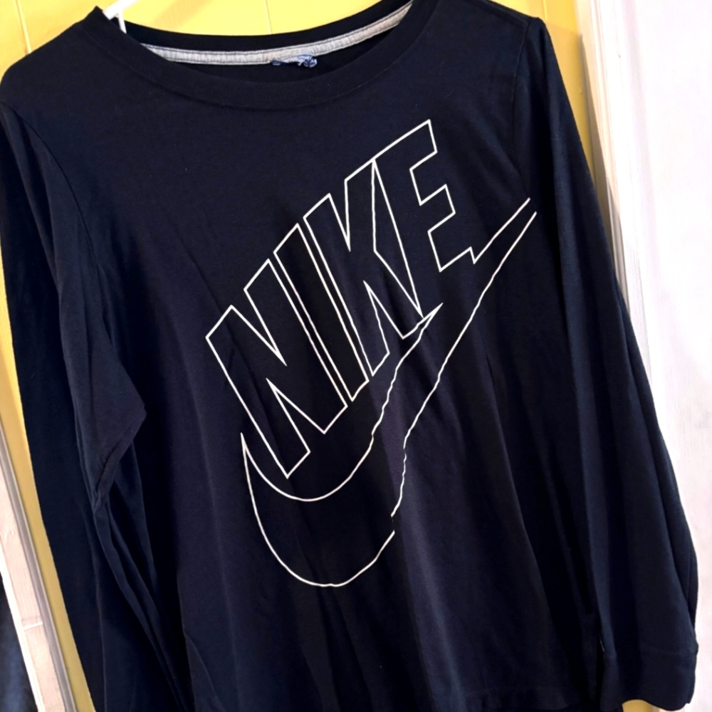 Woman's long sleeve Nike shirt